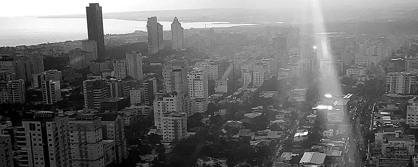Vista aérea de Santo Domingo al atardecer, en blanco y negro